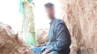 Pahadi me lund leti kashmiri bhabhi chudai footage